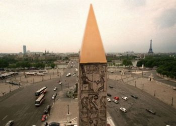 un pyramidion en bronze doré coiffe, l'obélisque de la place de la Concorde, comme au temps des pharaons.