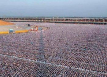 1 millions d'enfants méditent pour la paix mondiale dans un temple en Thaïlande