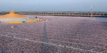 1 millions d'enfants méditent pour la paix mondiale dans un temple en Thaïlande