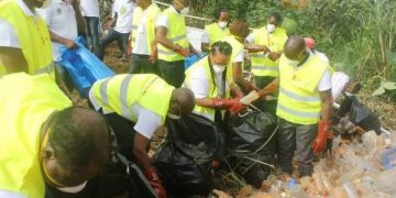 Des éco-citoyens ramassant des déchets