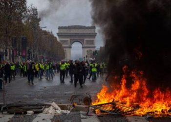 debat gilets jaunes fallait il interdire les champs elysees aux manifestants 1318096 e1544262536701