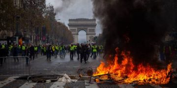 debat gilets jaunes fallait il interdire les champs elysees aux manifestants 1318096 e1544262536701