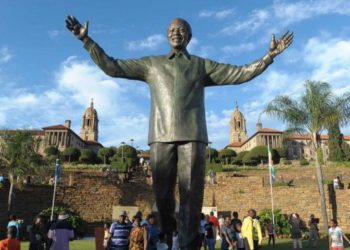 Une grande statue de Nelson Mandela