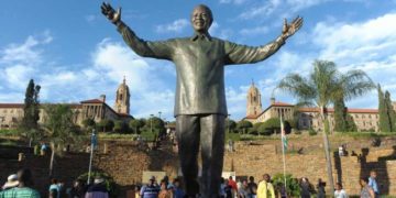 Une grande statue de Nelson Mandela